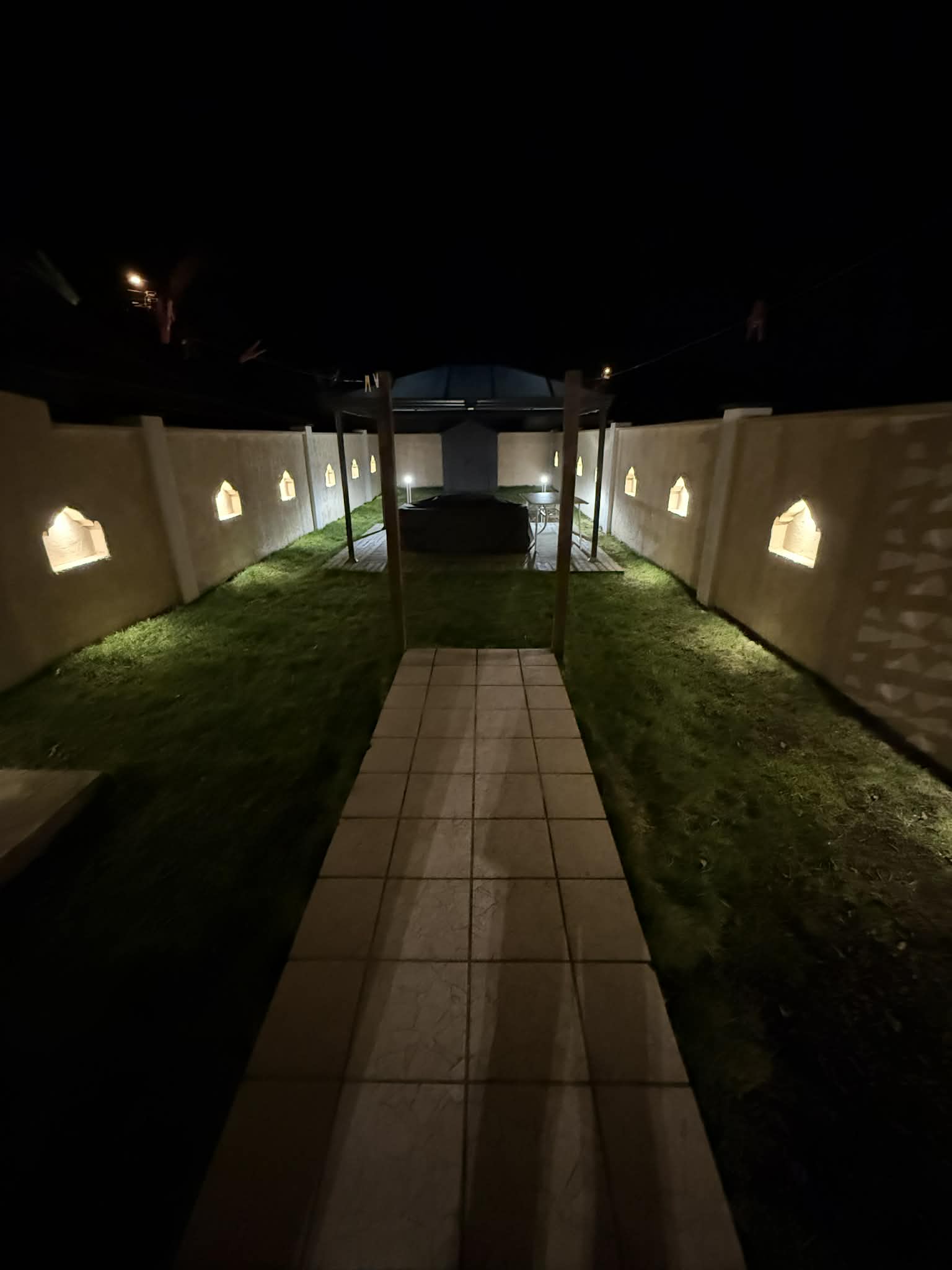 Éclairage extérieur réalisé par Occi'Volt dans un jardin du Lauragais